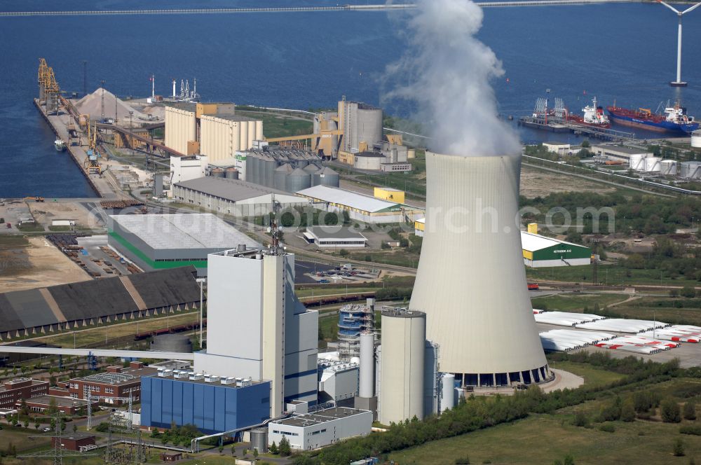 Aerial photograph Rostock - Power station plants of the combined heat and power station - regional heat der KNG Kraftwerks- und Netzgesellschaft mbH on street Am Kuehlturm in Rostock in the state Mecklenburg - Western Pomerania