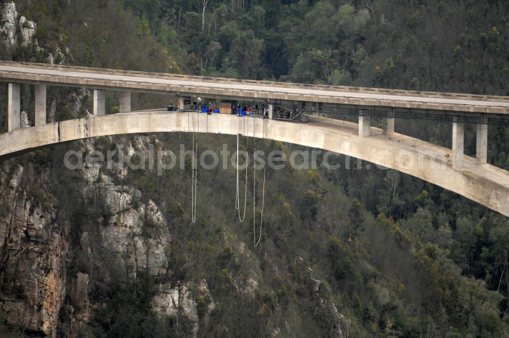 Aerial photograph Bloukrans - Blick auf die Bloukrans Brücke, einem weltbekanntem Zentrum für Bungy Jumping. The highest single span arch bridge in the world, the Bloukrans bridge, a wourld center for bungee junmping. The Bloukrans Bridge, at 216 meters high, offers Bungy jumping, the 200 m Flying Fox, and Bridge Walking tours.