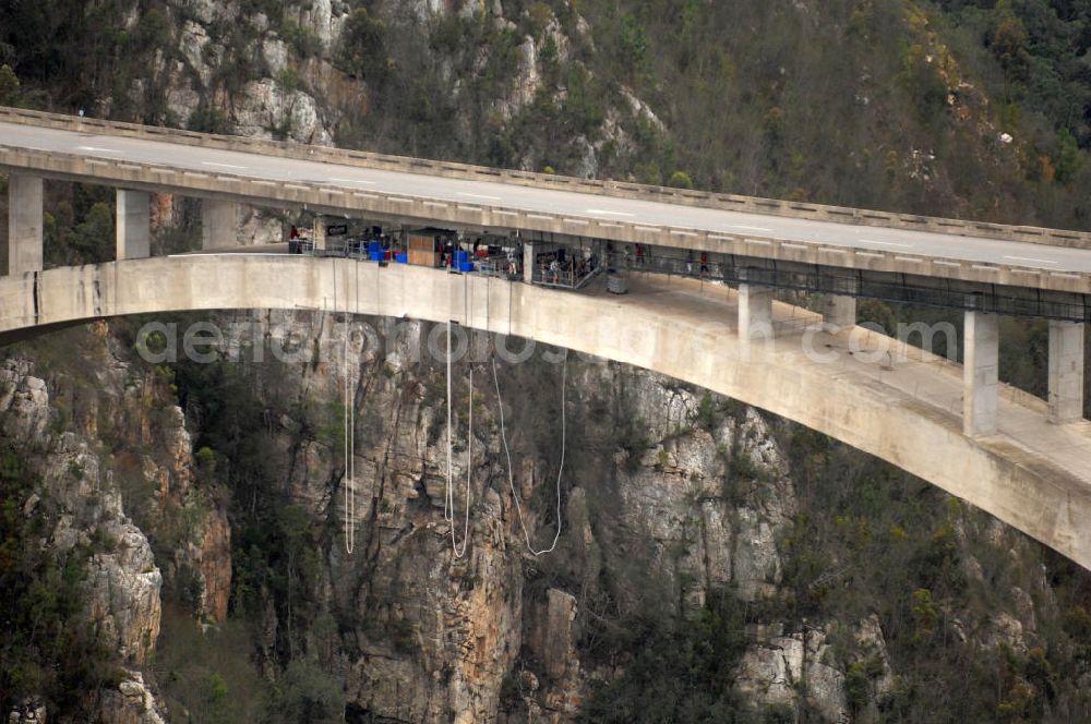 Bloukrans from above - Blick auf die Bloukrans Brücke, einem weltbekanntem Zentrum für Bungy Jumping. The highest single span arch bridge in the world, the Bloukrans bridge, a wourld center for bungee junmping. The Bloukrans Bridge, at 216 meters high, offers Bungy jumping, the 200 m Flying Fox, and Bridge Walking tours.