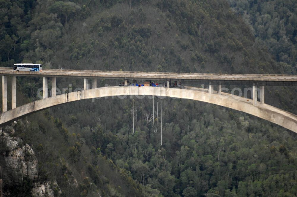 Bloukrans from the bird's eye view: Blick auf die Bloukrans Brücke, einem weltbekanntem Zentrum für Bungy Jumping. The highest single span arch bridge in the world, the Bloukrans bridge, a wourld center for bungee junmping. The Bloukrans Bridge, at 216 meters high, offers Bungy jumping, the 200 m Flying Fox, and Bridge Walking tours.