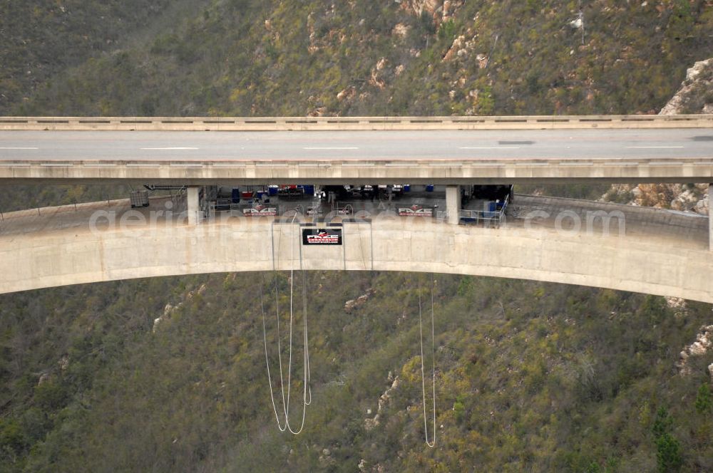 Aerial photograph Bloukrans - Blick auf die Bloukrans Brücke, einem weltbekanntem Zentrum für Bungy Jumping. The highest single span arch bridge in the world, the Bloukrans bridge, a wourld center for bungee junmping. The Bloukrans Bridge, at 216 meters high, offers Bungy jumping, the 200 m Flying Fox, and Bridge Walking tours.