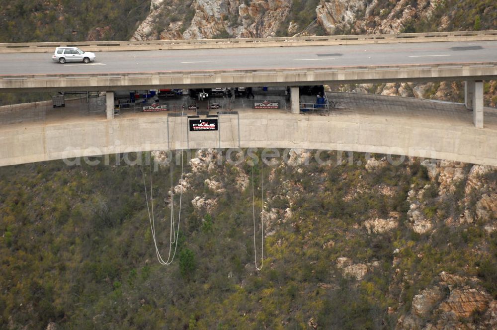 Bloukrans from above - Blick auf die Bloukrans Brücke, einem weltbekanntem Zentrum für Bungy Jumping. The highest single span arch bridge in the world, the Bloukrans bridge, a wourld center for bungee junmping. The Bloukrans Bridge, at 216 meters high, offers Bungy jumping, the 200 m Flying Fox, and Bridge Walking tours.