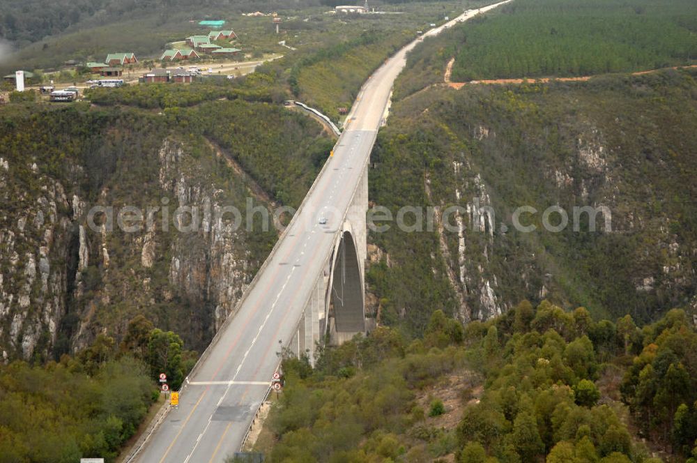 Bloukrans from the bird's eye view: Blick auf die Bloukrans Brücke, einem weltbekanntem Zentrum für Bungy Jumping. The highest single span arch bridge in the world, the Bloukrans bridge, a wourld center for bungee junmping. The Bloukrans Bridge, at 216 meters high, offers Bungy jumping, the 200 m Flying Fox, and Bridge Walking tours.