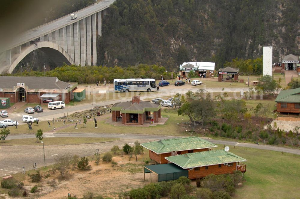 Aerial photograph Bloukrans - Blick auf die Bloukrans Brücke, einem weltbekanntem Zentrum für Bungy Jumping. The highest single span arch bridge in the world, the Bloukrans bridge, a wourld center for bungee junmping. The Bloukrans Bridge, at 216 meters high, offers Bungy jumping, the 200 m Flying Fox, and Bridge Walking tours.