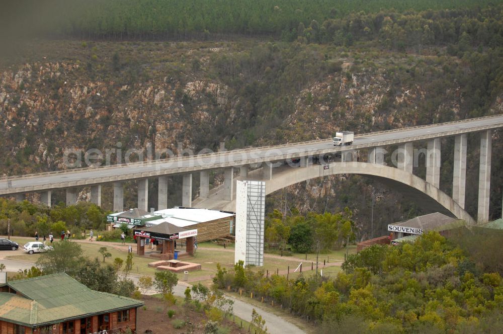 Bloukrans from above - Blick auf die Bloukrans Brücke, einem weltbekanntem Zentrum für Bungy Jumping. The highest single span arch bridge in the world, the Bloukrans bridge, a wourld center for bungee junmping. The Bloukrans Bridge, at 216 meters high, offers Bungy jumping, the 200 m Flying Fox, and Bridge Walking tours.