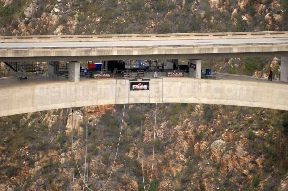 Bloukrans from the bird's eye view: Blick auf die Bloukrans Brücke, einem weltbekanntem Zentrum für Bungy Jumping. The highest single span arch bridge in the world, the Bloukrans bridge, a wourld center for bungee junmping. The Bloukrans Bridge, at 216 meters high, offers Bungy jumping, the 200 m Flying Fox, and Bridge Walking tours.