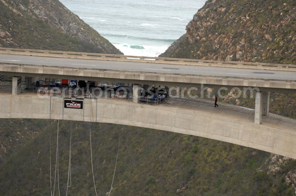 Aerial photograph Bloukrans - Blick auf die Bloukrans Brücke, einem weltbekanntem Zentrum für Bungy Jumping. The highest single span arch bridge in the world, the Bloukrans bridge, a wourld center for bungee junmping. The Bloukrans Bridge, at 216 meters high, offers Bungy jumping, the 200 m Flying Fox, and Bridge Walking tours.