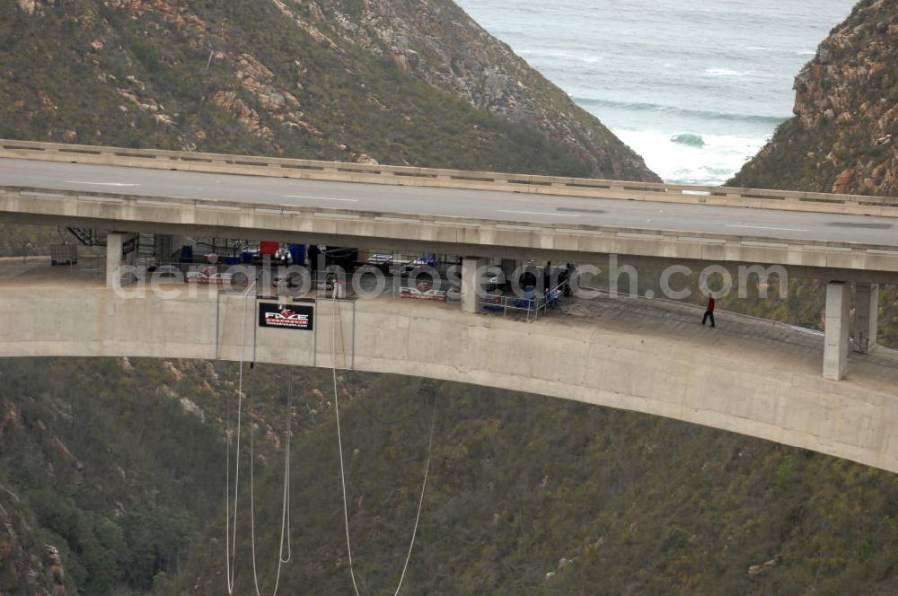 Bloukrans from above - Blick auf die Bloukrans Brücke, einem weltbekanntem Zentrum für Bungy Jumping. The highest single span arch bridge in the world, the Bloukrans bridge, a wourld center for bungee junmping. The Bloukrans Bridge, at 216 meters high, offers Bungy jumping, the 200 m Flying Fox, and Bridge Walking tours.