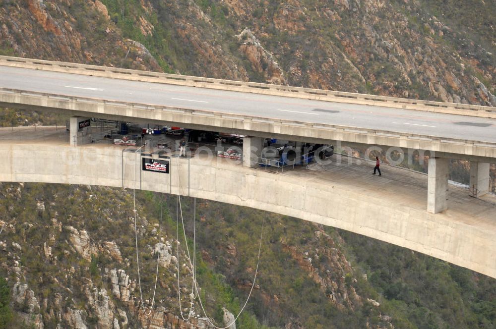 Bloukrans from the bird's eye view: Blick auf die Bloukrans Brücke, einem weltbekanntem Zentrum für Bungy Jumping. The highest single span arch bridge in the world, the Bloukrans bridge, a wourld center for bungee junmping. The Bloukrans Bridge, at 216 meters high, offers Bungy jumping, the 200 m Flying Fox, and Bridge Walking tours.