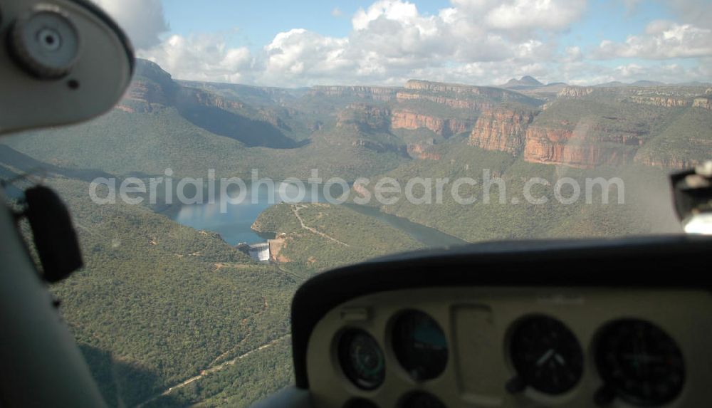 Hoedspruit from the bird's eye view: Blick aus dem Cockpit auf den Blyde River-Canyon am Fuße der Drakensberge. Er gilt als eines der großen Naturwunder Afrikas. View from the cockpit to the Blyde River Canyon at the foot of the Drakensberg. It is considered one of the great natural wonders of Africa.