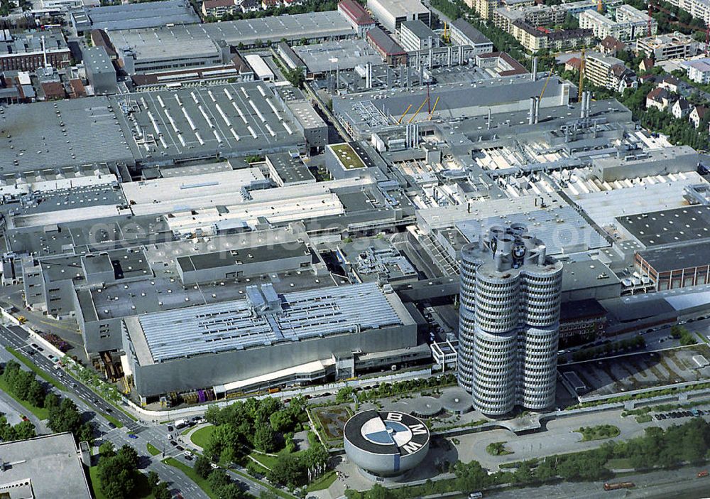 Aerial image München - Blick auf das Stammwerk der Bayerischen Motorenwerke ( BMW ). Der Stammsitz des Unternehmens ist seit 1923 an der Lerchenauer Straße östlich des Olympiaparks. View of the Headquarters and parent plant of the Bayerische Motorenwerke (BMW).