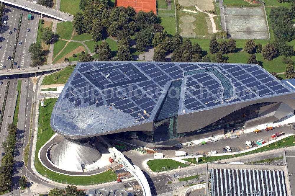 Aerial photograph München - Die BMW Welt wurde von den Architekten Coop Himmelb(l)au für BMW errichtet. Auf dem Dach ist eine Solaranlage mit 800 KW Leistung installiert. Genutzt wird das Gebäude für Ausstellungen rund um das Thema BMW. Weitere Informationen unter: http://