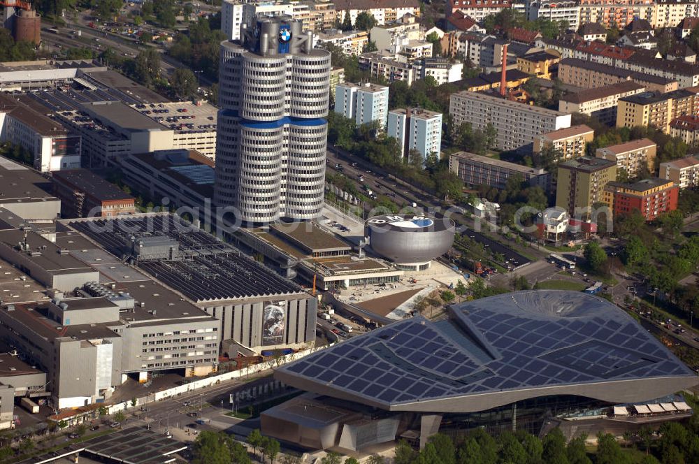 Aerial image München - Blick auf die BMW-Welt in München. Der Vierzylinder ist das Hauptverwaltungsgebäude und Wahrzeichen des Autoherstellers BMW. Davor befindet sich das BMW Museum, welches 1973 eröffnet wurde. Kontakt: BMW Kundenbetreuung, 80788 München, Tel. +49(0)180 2324252, Fax +49(0)180 2123484, Email: kundenbetreuung@bmw.de