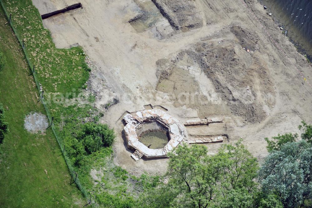 Seedorf from above - Blick auf ein freigelegtes Bodendenkmal am Nordufer des Elbe-Havel-Kanal östlich von Seedorf. Die archeologischen Ausgrabungen legten das achteckige Fundament eines Turmbaus zu Tage. Archeölogische Grabungen und Freilegungen von Bodendenkmäler aus vor- und frühgeschichtlicher Zeit sind Vorraussetzungen für die geplanten Erweiterungsarbeiten zum Ausbau der Wasserstraße. View receive an open ground monument on the north bank of the Elbe-Havel canal to the east of Seedorf. The archaeological excavations show the octagonal base of a tower.