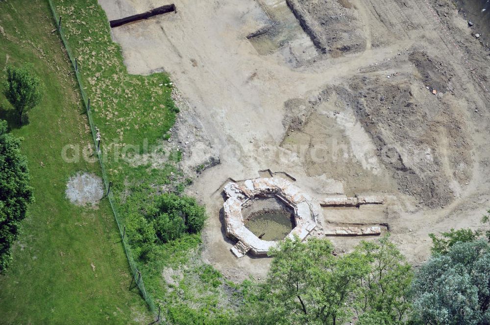 Seedorf from the bird's eye view: Blick auf ein freigelegtes Bodendenkmal am Nordufer des Elbe-Havel-Kanal östlich von Seedorf. Die archeologischen Ausgrabungen legten das achteckige Fundament eines Turmbaus zu Tage. Archeölogische Grabungen und Freilegungen von Bodendenkmäler aus vor- und frühgeschichtlicher Zeit sind Vorraussetzungen für die geplanten Erweiterungsarbeiten zum Ausbau der Wasserstraße. View receive an open ground monument on the north bank of the Elbe-Havel canal to the east of Seedorf. The archaeological excavations show the octagonal base of a tower.