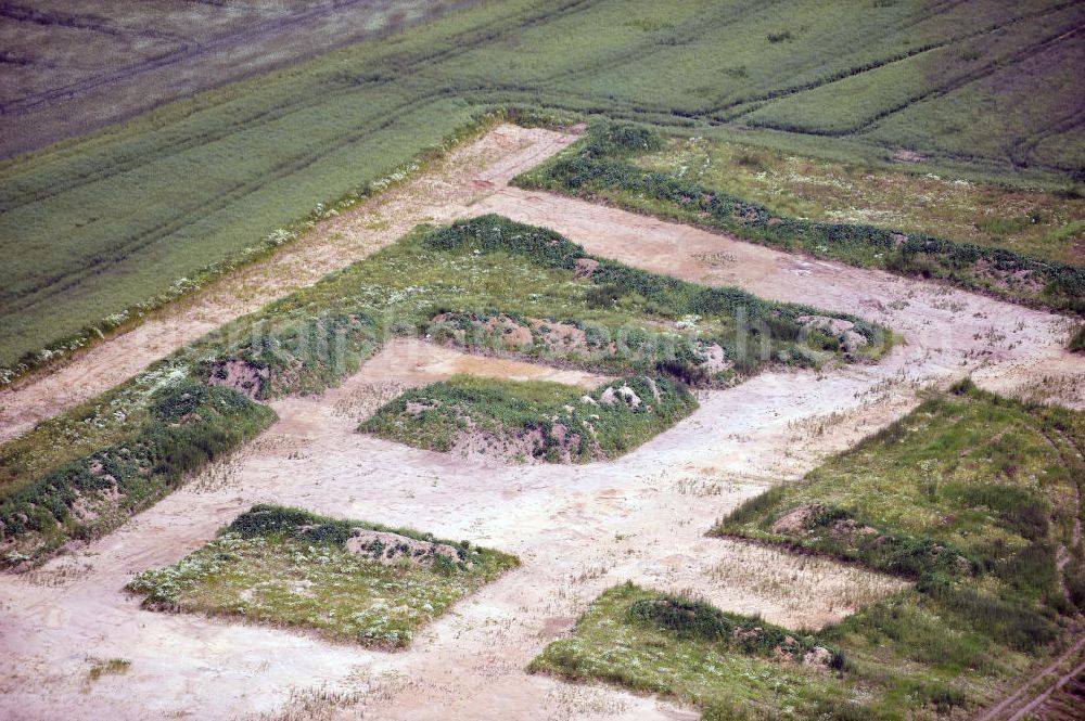 Aerial image Seedorf - Blick auf ein freigelegtes Bodendenkmal am Nordufer des Elbe-Havel-Kanal östlich von Seedorf. Die archeologischen Ausgrabungen legten das achteckige Fundament eines Turmbaus zu Tage. Archeölogische Grabungen und Freilegungen von Bodendenkmäler aus vor- und frühgeschichtlicher Zeit sind Vorraussetzungen für die geplanten Erweiterungsarbeiten zum Ausbau der Wasserstraße. View receive an open ground monument on the north bank of the Elbe-Havel canal to the east of Seedorf. The archaeological excavations show the octagonal base of a tower.