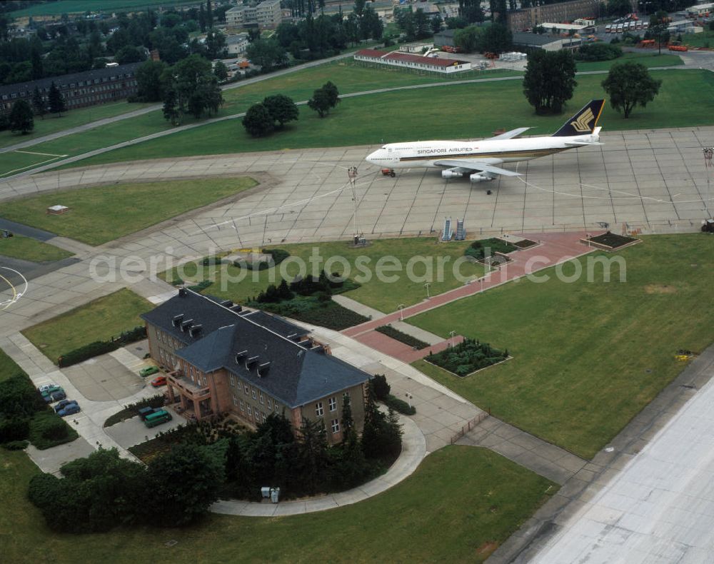 Aerial photograph Schönefeld - Ein Großraumflugzeug / Passagierflugzeug vom Typ Boeing B747, mit der Kennung NI22KH, der Singapore Airlines auf dem Flughafen Schönefeld bei Berlin.