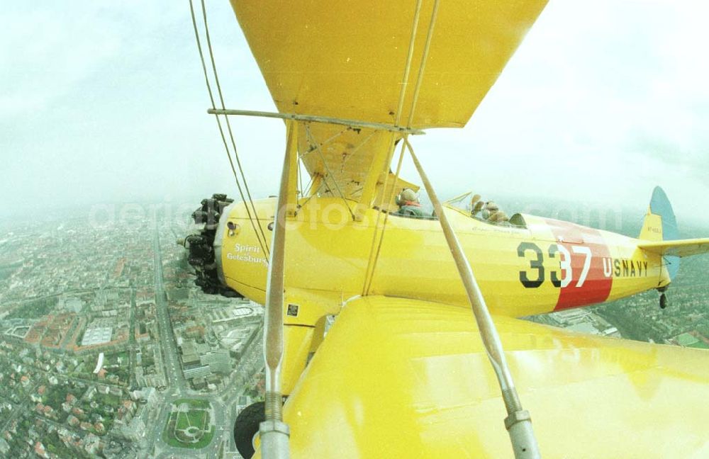 Berlin from above - Boeing - Stearman Flug über Berlin anläßlich der Take Off 92 auf dem Flughafen Berlin - Schönefeld.