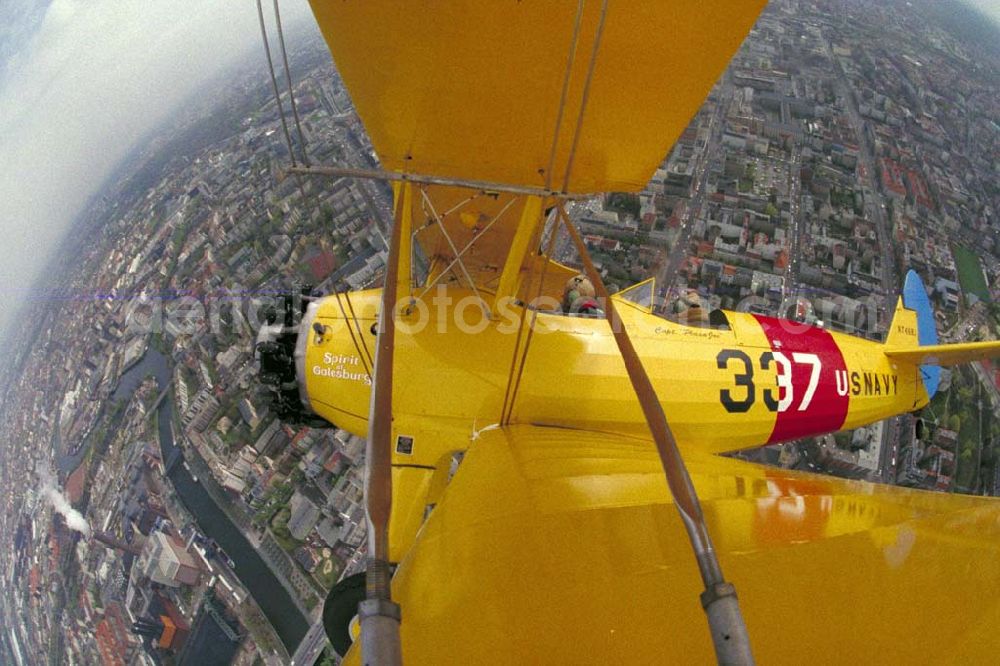 Berlin from above - Boeing-Stearman Flug über Berlin anlässlich der Take Off 92 auf dem Flughafen Berlin-Schönefeld. 1992