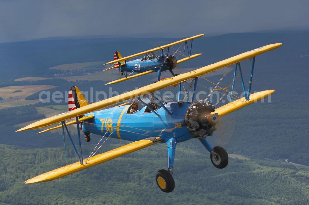 Ober-Mörlen from the bird's eye view: Boeing Stearman - Formation über Ober-Mörlen im hessischen Wetteraukreis. Die Boeing Stearman PT-17 ist einer der bekanntesten und meistgebauten Doppeldecker, über 8.500 Stück wurden ab 1934 produziert. Boeing Stearman - Formation flight over Hessen.