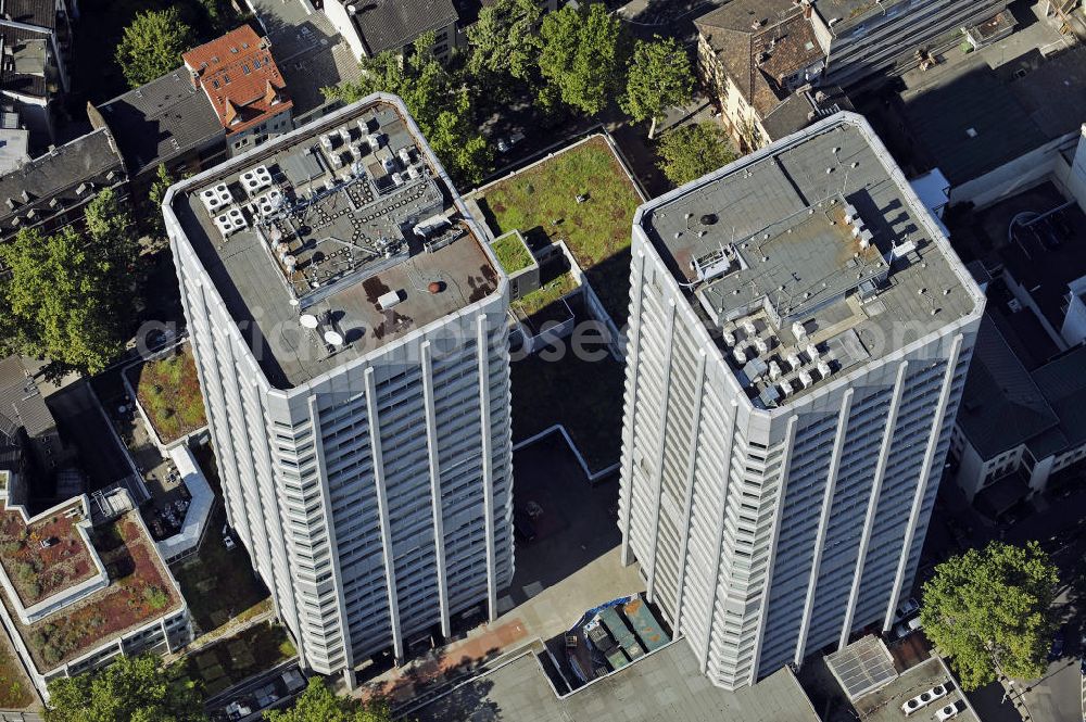 Mainz from above - Blick auf die Bonifazius-Türme in der Nähe des Hauptbahnhofes. Die beiden höchsten Gebäude in Mainz wurden von 1976 bis 1977 erbaut. Beide Türme enthalten Einzel-, Team- und Großraumbüros und werden von verschiedenen Unternehmen genutzt. View of the Boniface towers near the central train station. The two tallest buildings in Mainz were built from 1976 to 1977. Both towers include individual, team and large offices and used by different companies.