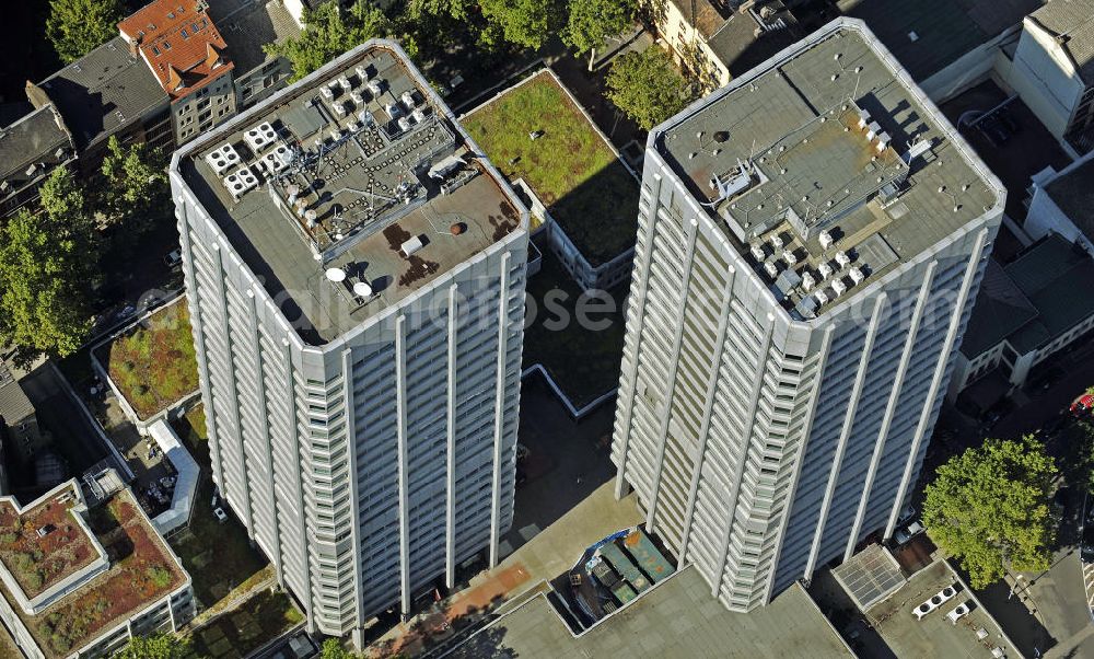 Aerial photograph Mainz - Blick auf die Bonifazius-Türme in der Nähe des Hauptbahnhofes. Die beiden höchsten Gebäude in Mainz wurden von 1976 bis 1977 erbaut. Beide Türme enthalten Einzel-, Team- und Großraumbüros und werden von verschiedenen Unternehmen genutzt. View of the Boniface towers near the central train station. The two tallest buildings in Mainz were built from 1976 to 1977. Both towers include individual, team and large offices and used by different companies.