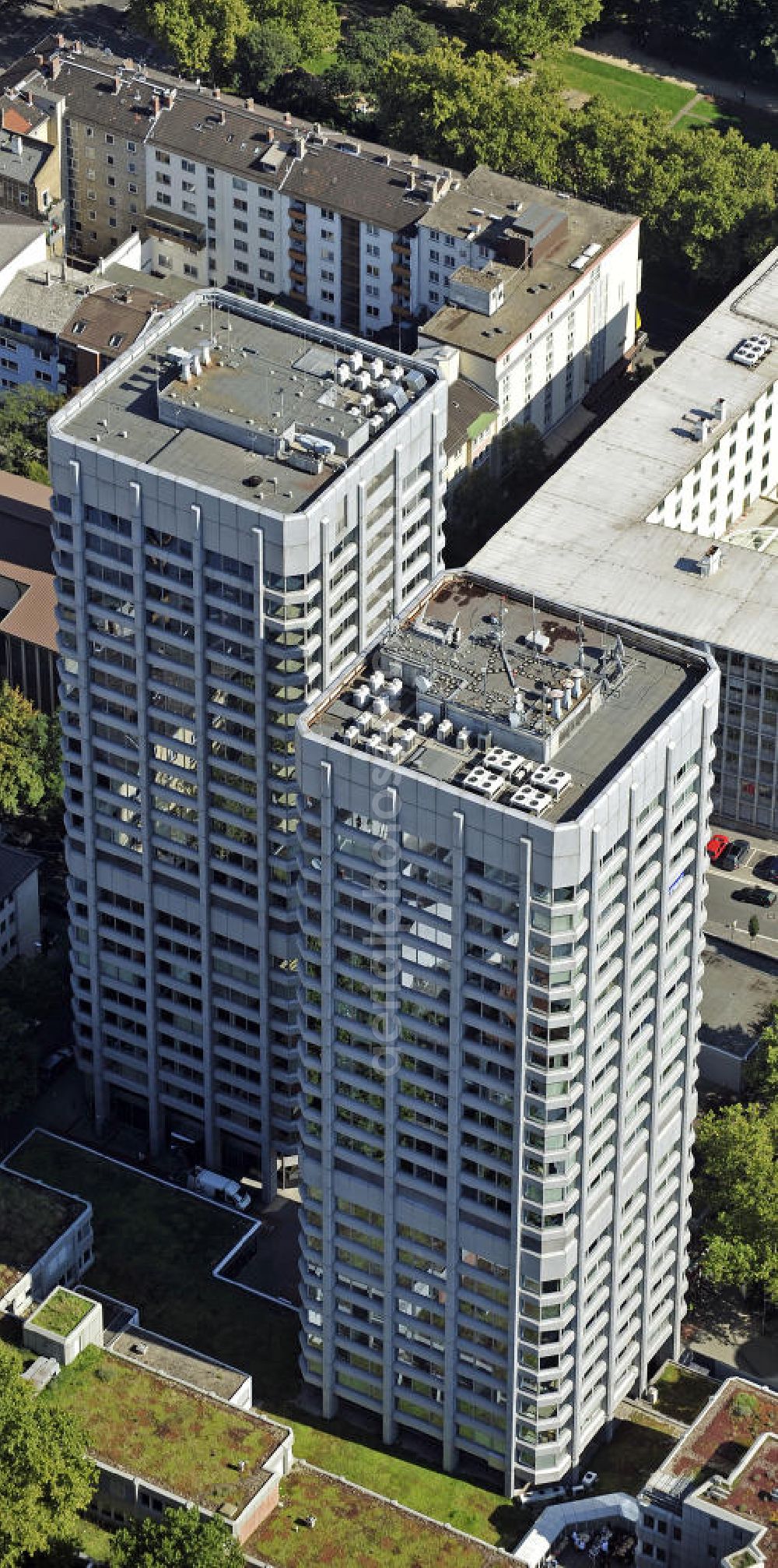 Mainz from the bird's eye view: Blick auf die Bonifazius-Türme in der Nähe des Hauptbahnhofes. Die beiden höchsten Gebäude in Mainz wurden von 1976 bis 1977 erbaut. Beide Türme enthalten Einzel-, Team- und Großraumbüros und werden von verschiedenen Unternehmen genutzt. View of the Boniface towers near the central train station. The two tallest buildings in Mainz were built from 1976 to 1977. Both towers include individual, team and large offices and used by different companies.