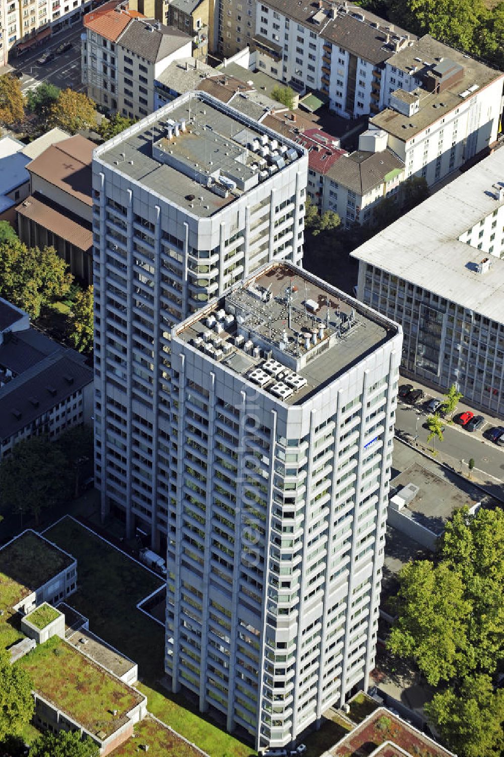 Aerial image Mainz - Blick auf die Bonifazius-Türme in der Nähe des Hauptbahnhofes. Die beiden höchsten Gebäude in Mainz wurden von 1976 bis 1977 erbaut. Beide Türme enthalten Einzel-, Team- und Großraumbüros und werden von verschiedenen Unternehmen genutzt. View of the Boniface towers near the central train station. The two tallest buildings in Mainz were built from 1976 to 1977. Both towers include individual, team and large offices and used by different companies.