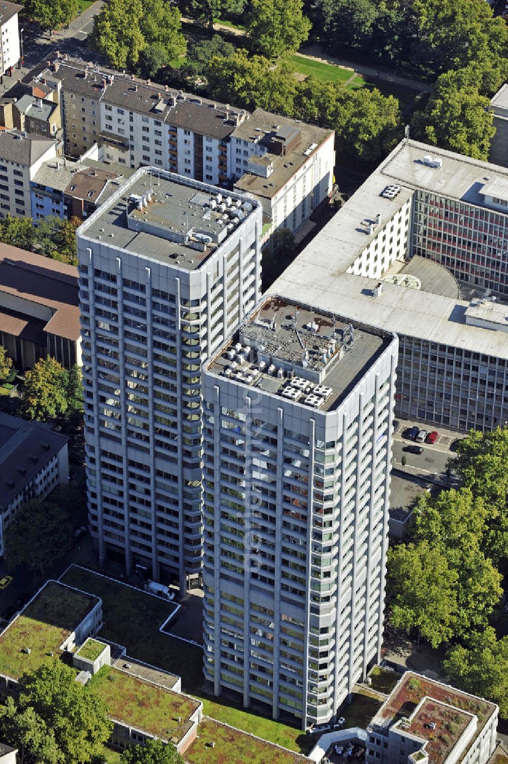 Mainz from the bird's eye view: Blick auf die Bonifazius-Türme in der Nähe des Hauptbahnhofes. Die beiden höchsten Gebäude in Mainz wurden von 1976 bis 1977 erbaut. Beide Türme enthalten Einzel-, Team- und Großraumbüros und werden von verschiedenen Unternehmen genutzt. View of the Boniface towers near the central train station. The two tallest buildings in Mainz were built from 1976 to 1977. Both towers include individual, team and large offices and used by different companies.