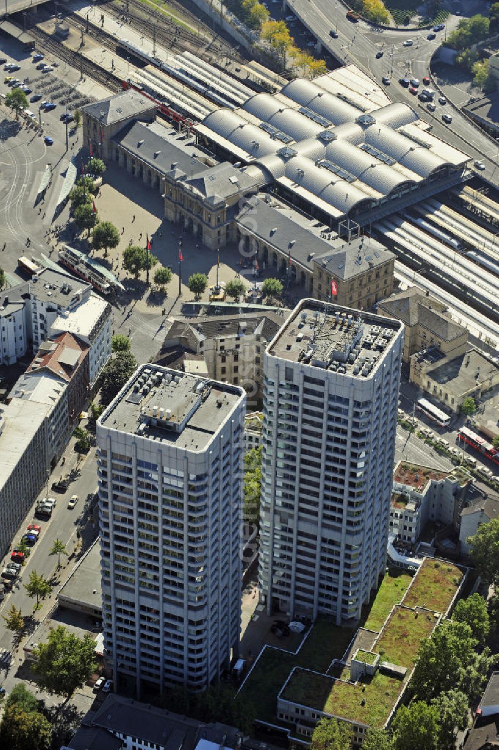 Aerial image Mainz - Blick auf die Bonifazius-Türme in der Nähe des Hauptbahnhofes. Die beiden höchsten Gebäude in Mainz wurden von 1976 bis 1977 erbaut. Beide Türme enthalten Einzel-, Team- und Großraumbüros und werden von verschiedenen Unternehmen genutzt. View of the Boniface towers near the central train station. The two tallest buildings in Mainz were built from 1976 to 1977. Both towers include individual, team and large offices and used by different companies.