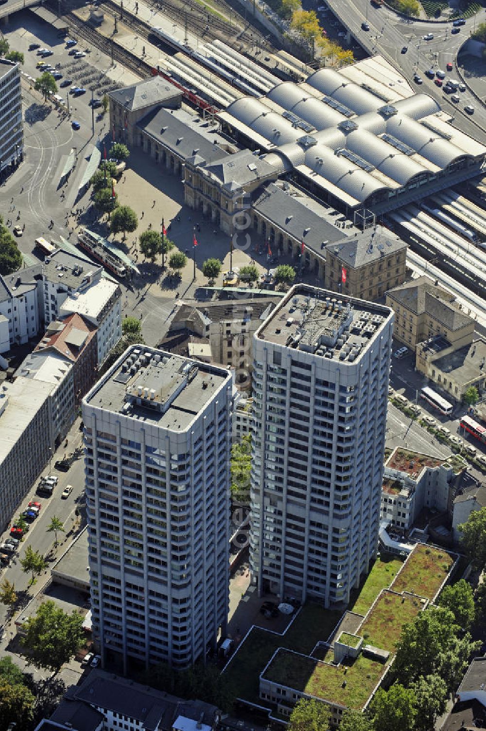 Aerial photograph Mainz - Blick auf die Bonifazius-Türme in der Nähe des Hauptbahnhofes. Die beiden höchsten Gebäude in Mainz wurden von 1976 bis 1977 erbaut. Beide Türme enthalten Einzel-, Team- und Großraumbüros und werden von verschiedenen Unternehmen genutzt. View of the Boniface towers near the central train station. The two tallest buildings in Mainz were built from 1976 to 1977. Both towers include individual, team and large offices and used by different companies.