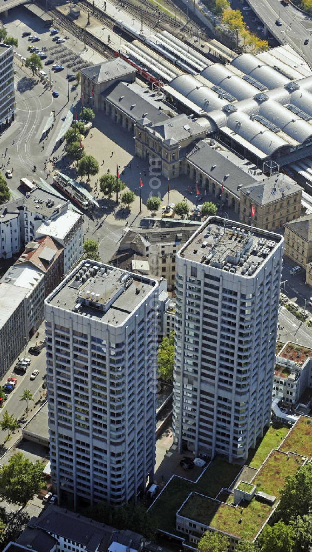 Mainz from above - Blick auf die Bonifazius-Türme in der Nähe des Hauptbahnhofes. Die beiden höchsten Gebäude in Mainz wurden von 1976 bis 1977 erbaut. Beide Türme enthalten Einzel-, Team- und Großraumbüros und werden von verschiedenen Unternehmen genutzt. View of the Boniface towers near the central train station. The two tallest buildings in Mainz were built from 1976 to 1977. Both towers include individual, team and large offices and used by different companies.