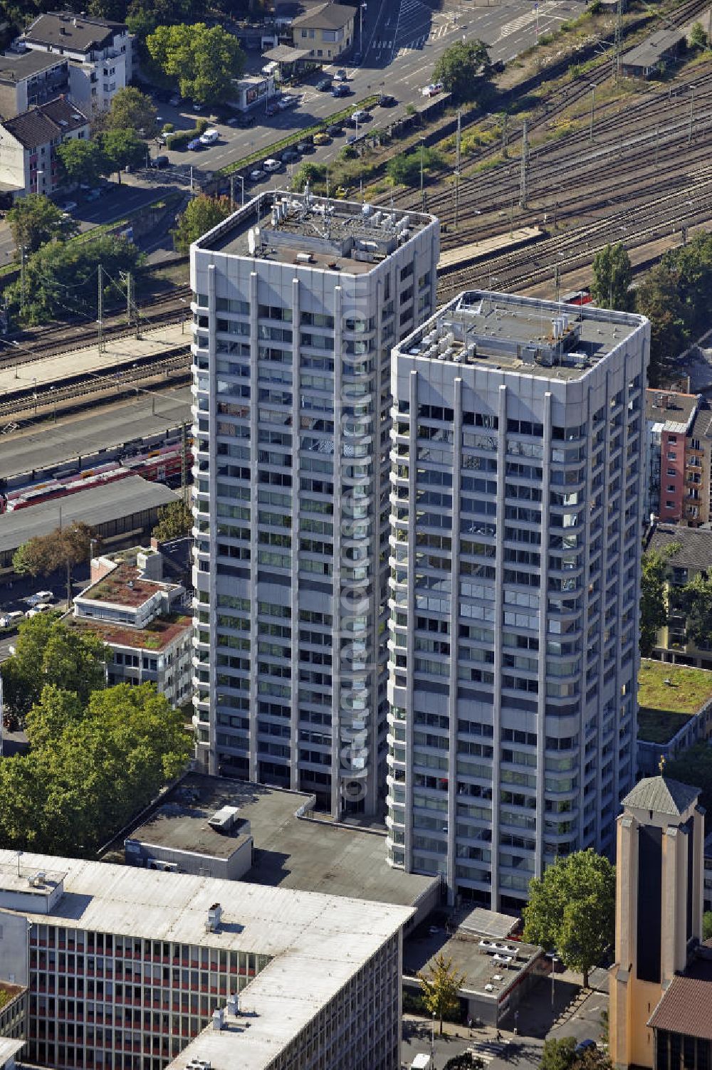 Mainz from the bird's eye view: Blick auf die Bonifazius-Türme in der Nähe des Hauptbahnhofes. Die beiden höchsten Gebäude in Mainz wurden von 1976 bis 1977 erbaut. Beide Türme enthalten Einzel-, Team- und Großraumbüros und werden von verschiedenen Unternehmen genutzt. View of the Boniface towers near the central train station. The two tallest buildings in Mainz were built from 1976 to 1977. Both towers include individual, team and large offices and used by different companies.