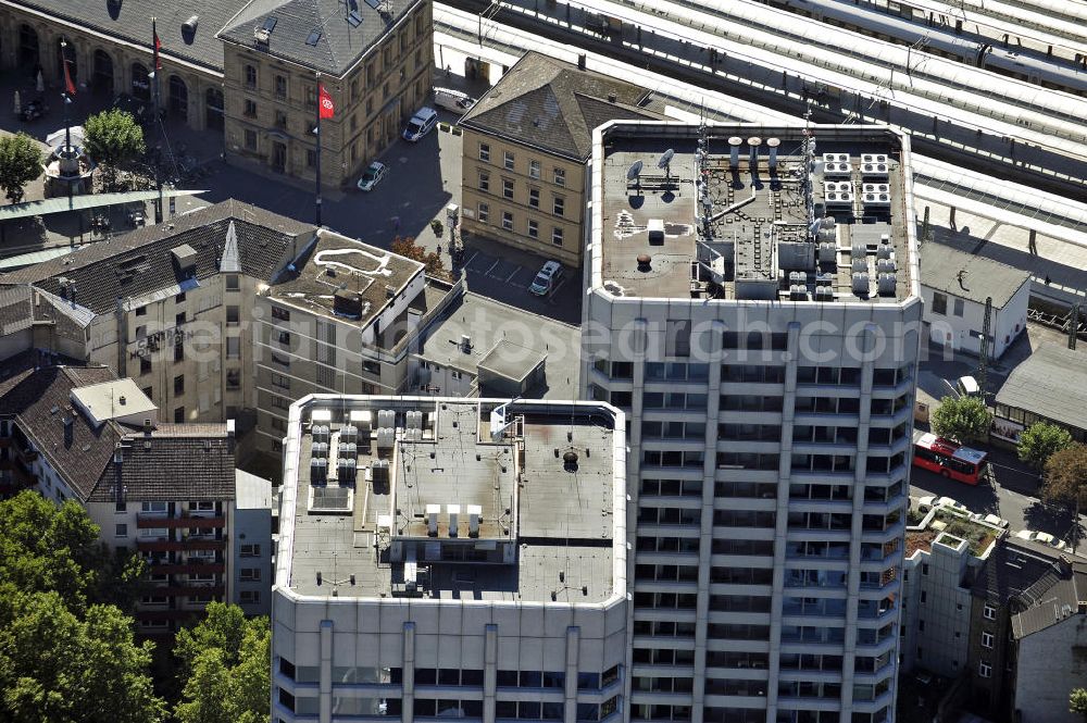 Aerial image Mainz - Blick auf die Bonifazius-Türme in der Nähe des Hauptbahnhofes. Die beiden höchsten Gebäude in Mainz wurden von 1976 bis 1977 erbaut. Beide Türme enthalten Einzel-, Team- und Großraumbüros und werden von verschiedenen Unternehmen genutzt. View of the Boniface towers near the central train station. The two tallest buildings in Mainz were built from 1976 to 1977. Both towers include individual, team and large offices and used by different companies.