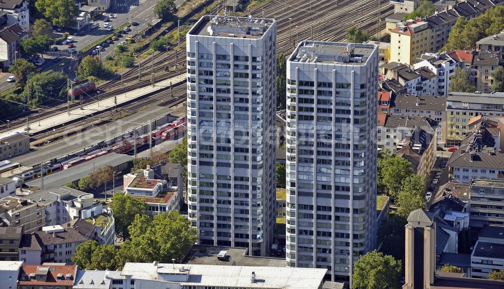 Mainz from above - Blick auf die Bonifazius-Türme in der Nähe des Hauptbahnhofes. Die beiden höchsten Gebäude in Mainz wurden von 1976 bis 1977 erbaut. Beide Türme enthalten Einzel-, Team- und Großraumbüros und werden von verschiedenen Unternehmen genutzt. View of the Boniface towers near the central train station. The two tallest buildings in Mainz were built from 1976 to 1977. Both towers include individual, team and large offices and used by different companies.