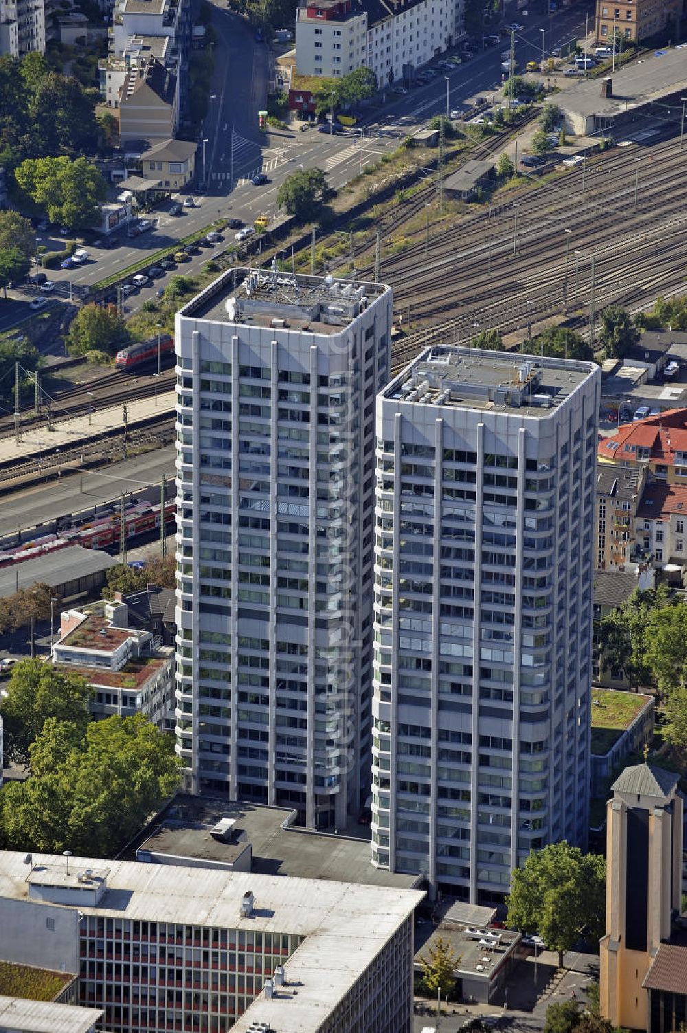 Mainz from the bird's eye view: Blick auf die Bonifazius-Türme in der Nähe des Hauptbahnhofes. Die beiden höchsten Gebäude in Mainz wurden von 1976 bis 1977 erbaut. Beide Türme enthalten Einzel-, Team- und Großraumbüros und werden von verschiedenen Unternehmen genutzt. View of the Boniface towers near the central train station. The two tallest buildings in Mainz were built from 1976 to 1977. Both towers include individual, team and large offices and used by different companies.