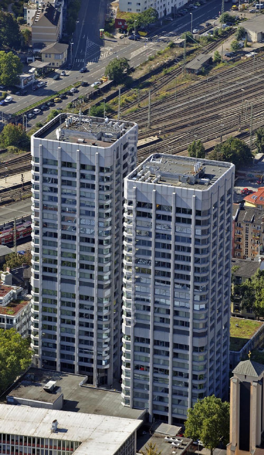 Aerial image Mainz - Blick auf die Bonifazius-Türme in der Nähe des Hauptbahnhofes. Die beiden höchsten Gebäude in Mainz wurden von 1976 bis 1977 erbaut. Beide Türme enthalten Einzel-, Team- und Großraumbüros und werden von verschiedenen Unternehmen genutzt. View of the Boniface towers near the central train station. The two tallest buildings in Mainz were built from 1976 to 1977. Both towers include individual, team and large offices and used by different companies.