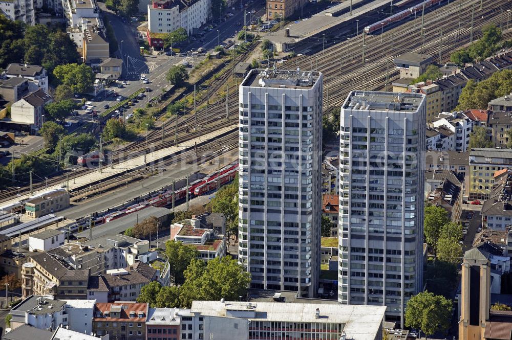 Aerial photograph Mainz - Blick auf die Bonifazius-Türme in der Nähe des Hauptbahnhofes. Die beiden höchsten Gebäude in Mainz wurden von 1976 bis 1977 erbaut. Beide Türme enthalten Einzel-, Team- und Großraumbüros und werden von verschiedenen Unternehmen genutzt. View of the Boniface towers near the central train station. The two tallest buildings in Mainz were built from 1976 to 1977. Both towers include individual, team and large offices and used by different companies.