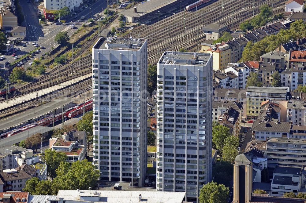 Mainz from above - Blick auf die Bonifazius-Türme in der Nähe des Hauptbahnhofes. Die beiden höchsten Gebäude in Mainz wurden von 1976 bis 1977 erbaut. Beide Türme enthalten Einzel-, Team- und Großraumbüros und werden von verschiedenen Unternehmen genutzt. View of the Boniface towers near the central train station. The two tallest buildings in Mainz were built from 1976 to 1977. Both towers include individual, team and large offices and used by different companies.