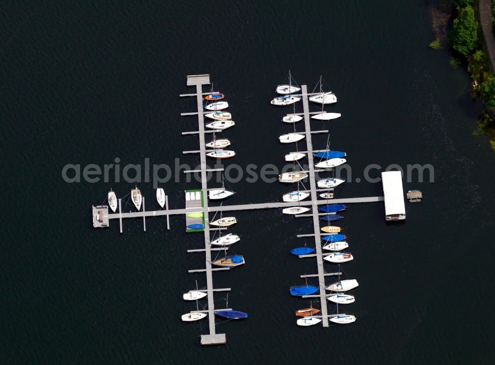 Aerial image Rurstausee - Boote und Anlegestellen im Rursee im Bundesland Nordrhein-Westfalen. Der Rursee, eigentlich Rurstausee, ist der zweitgrößte Stausee Deutschlands. Er ist durch die Rurtalsperre entstanden, die den Fluß Rur staut. Er ist beliebter Ausflugsort und Segelort. / Boats and runways on lake Rursee in the state of North Rhine-Westphalia. The lake is the second largest barrier lake in Germany. It was created through the Rur valley barrier, damming the river Rur. It is well known as a recreational area and for sailing.