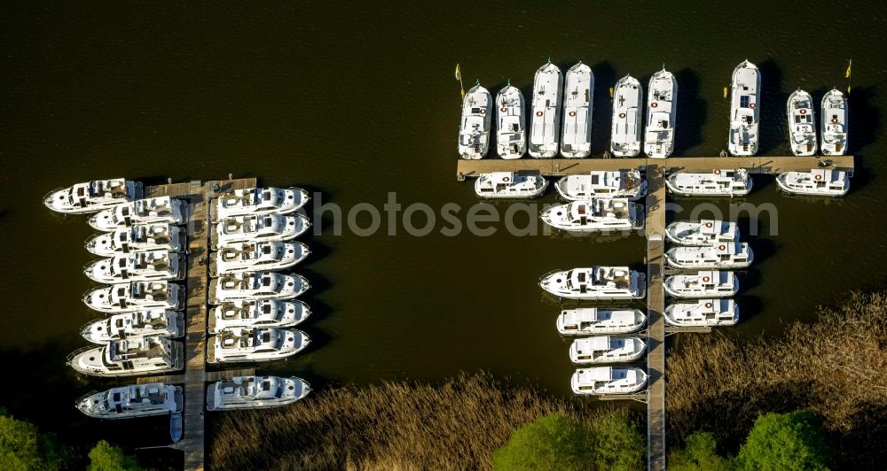 Aerial image Fürstenberg/Havel - View of boats at the lake Roeblinsee in Fuerstenberg / Havel in the state Brandenburg