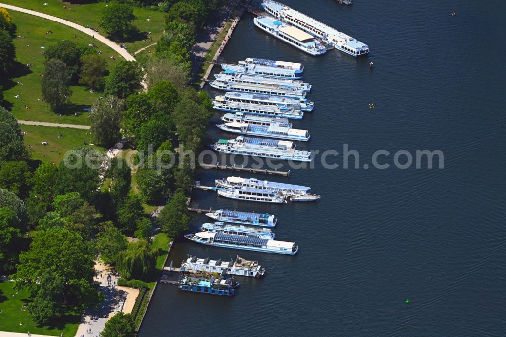 Aerial photograph Berlin - Boats and ships at the jetties on Spree in the city center in the district Friedrichshain in Berlin, Germany