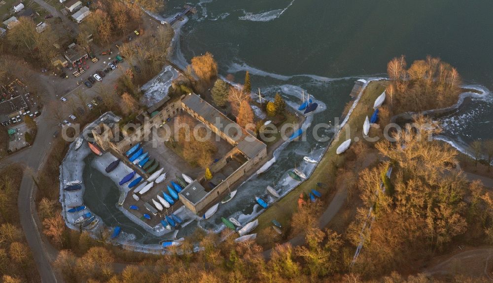 Essen from the bird's eye view: View of boats at the icebounded Baldeneysee in Essen in the state North Rhine-Westphalia