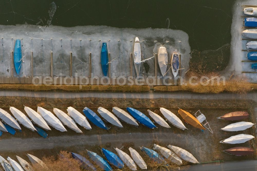 Aerial photograph Essen - View of boats at the icebounded Baldeneysee in Essen in the state North Rhine-Westphalia