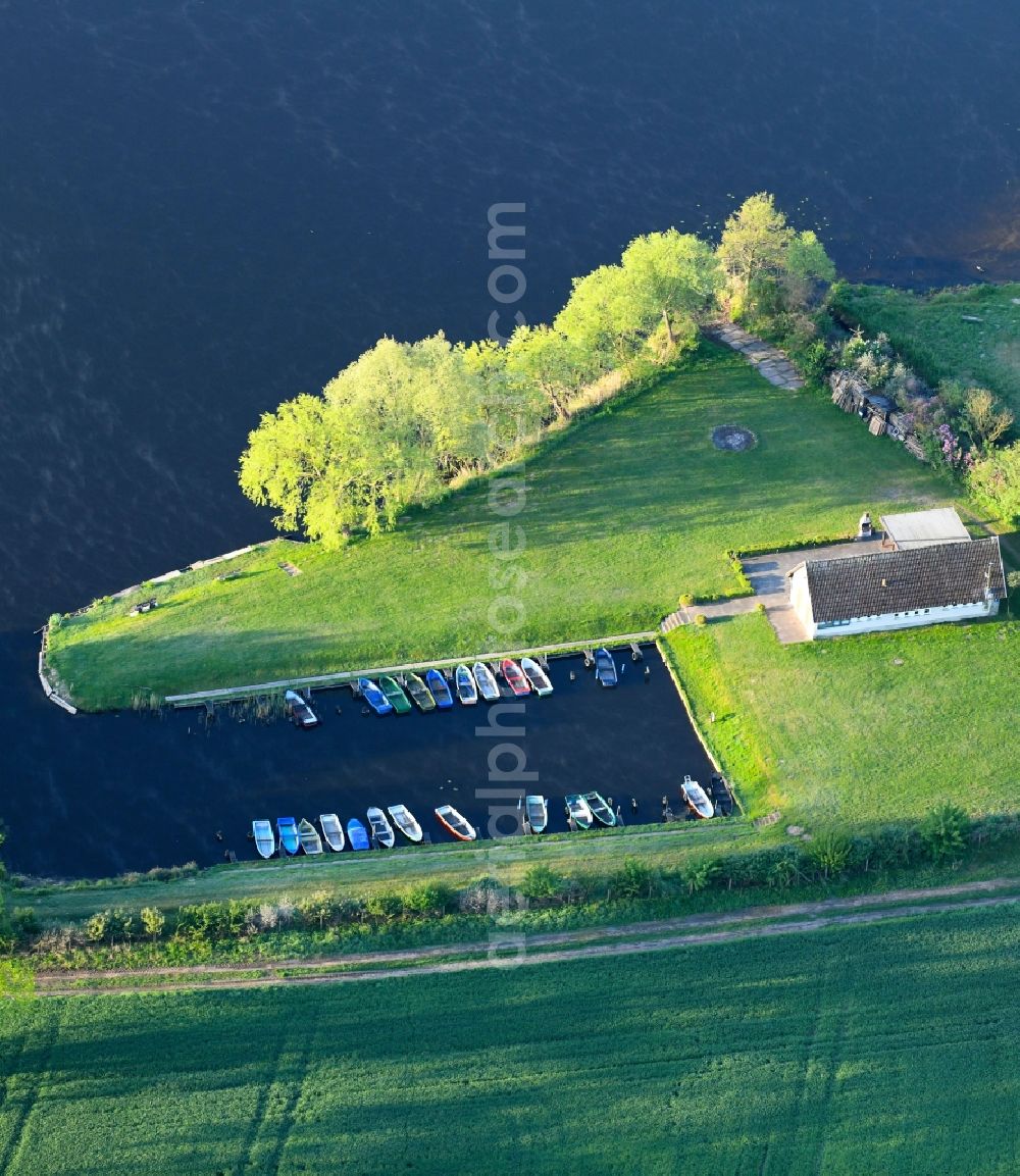 Aerial photograph Lüttgendreetz - Boat moorings and moorings on the shores of Lake Dreetz and the Vereinhaus des Deutschen Anglerveieins ( DAV ) Aland e. V. Dreetz in Luettgendreetz in the federal state Brandenburg, Germany