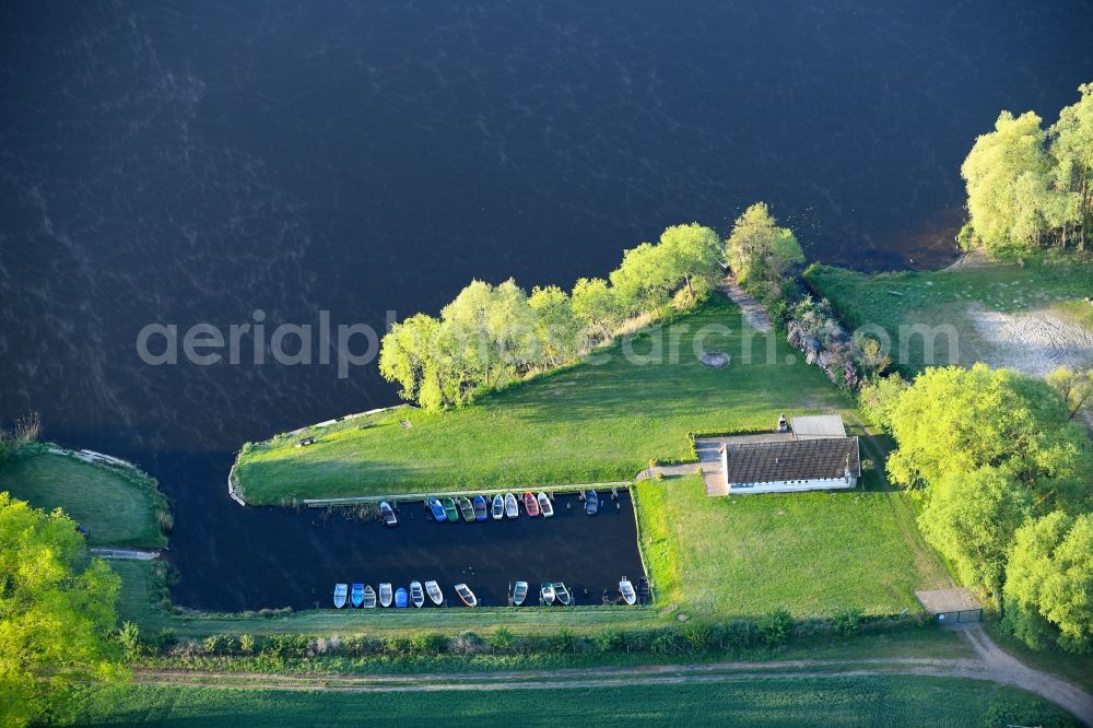 Lüttgendreetz from above - Boat moorings and moorings on the shores of Lake Dreetz and the Vereinhaus des Deutschen Anglerveieins ( DAV ) Aland e. V. Dreetz in Luettgendreetz in the federal state Brandenburg, Germany