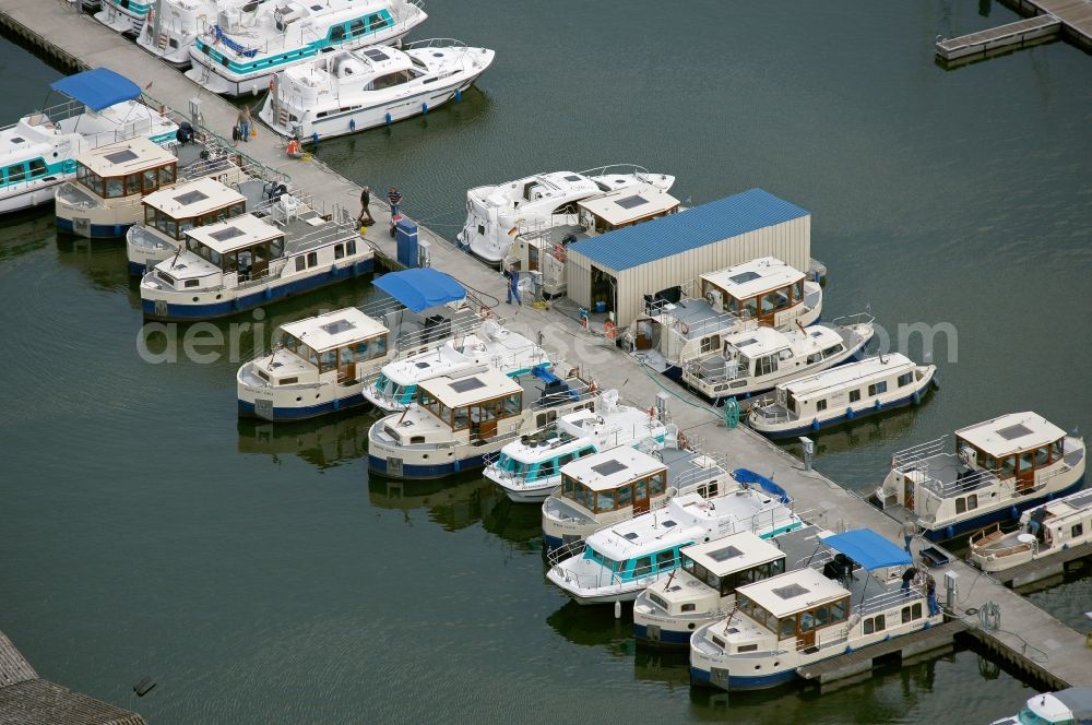 Rechlin from the bird's eye view: Boat mooring in Claassee in Rechlin in Mecklenburg-Vorpommern. In addition to Wolfgang Gerbere boats the docks are also used by the houseboat rental company HAPIMAG