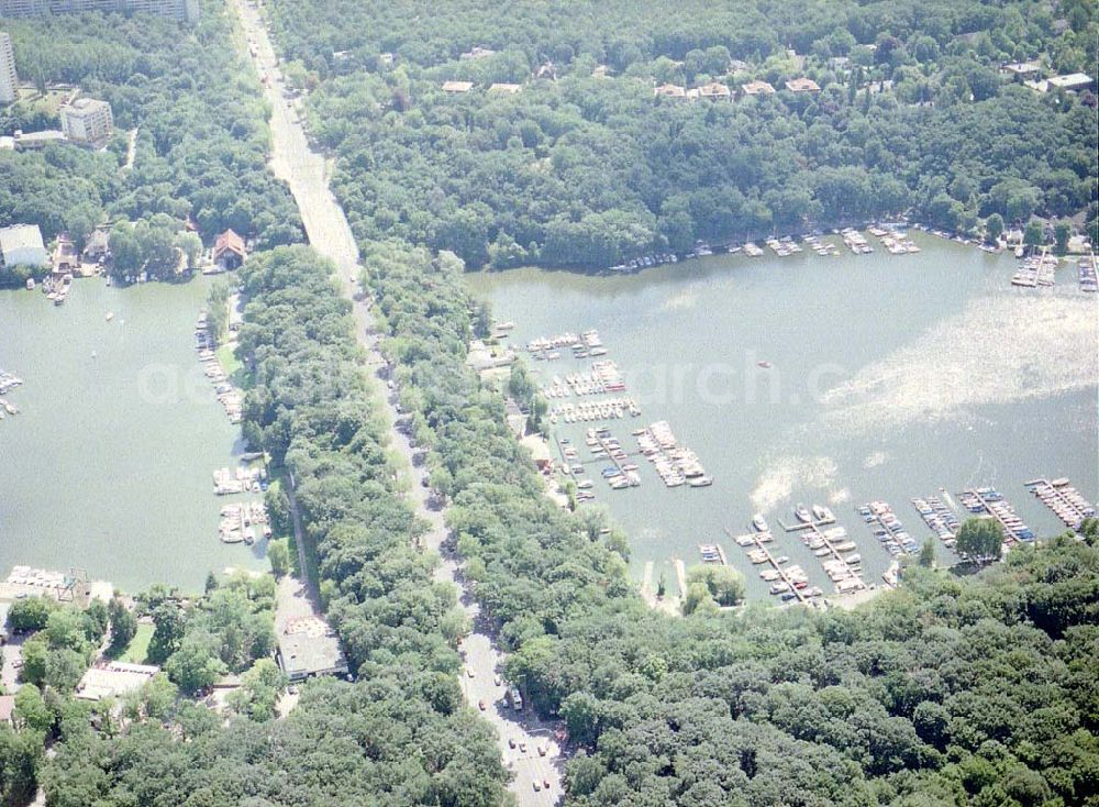 Aerial image Berlin - Spandau - Bootsanlegestellen am Stößensee an der Heerstraße in Berlin - Spandau.