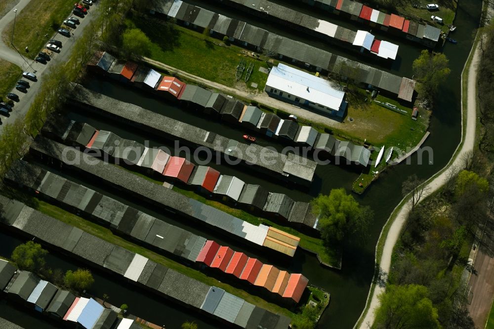 Aerial photograph Neubrandenburg - Boat House ranks with the recreational marine jetties and boat mooring area on the banks of Oberbach in Neubrandenburg in the state Mecklenburg - Western Pomerania, Germany