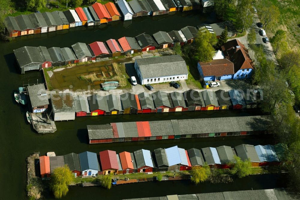 Neubrandenburg from the bird's eye view: Boat House ranks with the recreational marine jetties and boat mooring area on the banks of Oberbach in Neubrandenburg in the state Mecklenburg - Western Pomerania, Germany